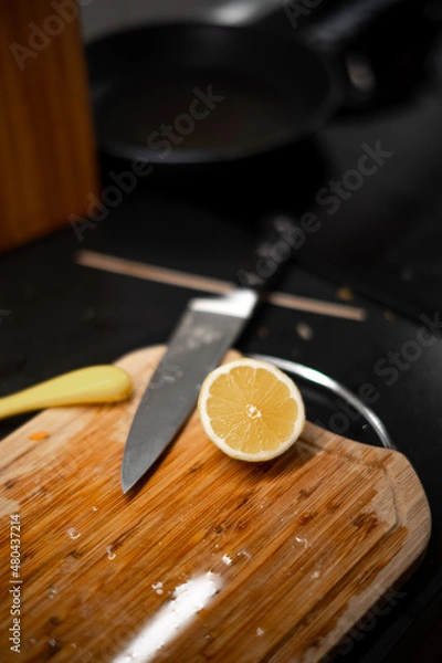 Fototapeta Zitrone auf Schneidebrett mit Sparschäler und Messer
