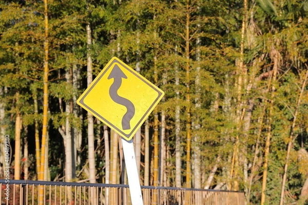 Obraz 日本にある、この先に右又は左つづら折りの道があることを表す道路標識