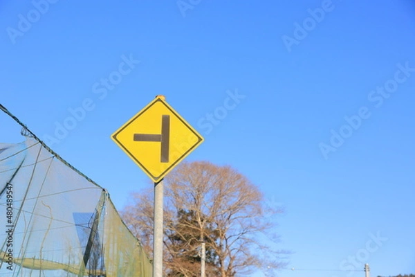 Obraz 日本にある、この先に┫型交差点があることを表す道路標識