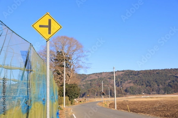 Obraz 日本にある、この先に┫型交差点があることを表す道路標識