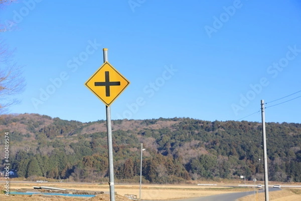Obraz 日本にある十字型交差点ありを意味する道路の警戒標識