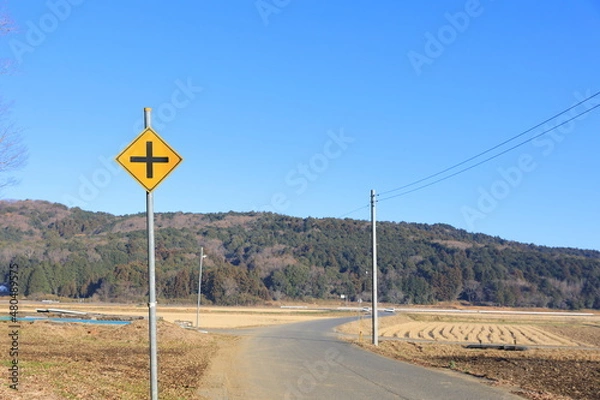 Obraz 日本にある十字型交差点ありを意味する道路の警戒標識