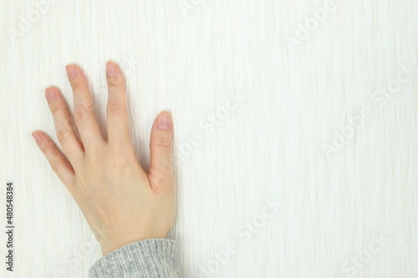 Fototapeta 壁に手を触れる　静電気　放電　イメージ