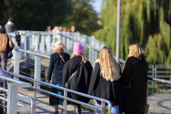 Obraz Ludzie spacerują przejściem dla pieszych.