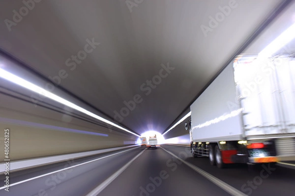 Fototapeta ハイウェイトンネルを走行するトラック