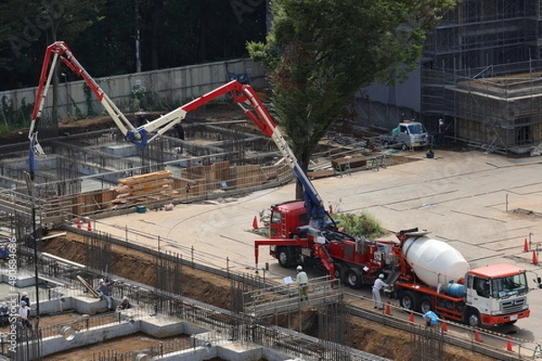 Obraz マンション建設現場のコンクリートミキサー車とコンクリート圧送車