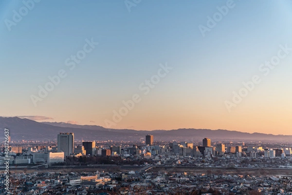 Obraz 朝日に照らされる高崎市の街並み