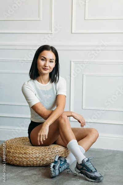 Obraz молодая девушка Азитской внешности занимается Йогой дома