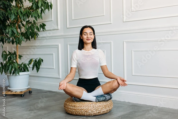 Obraz молодая девушка Азитской внешности занимается Йогой дома