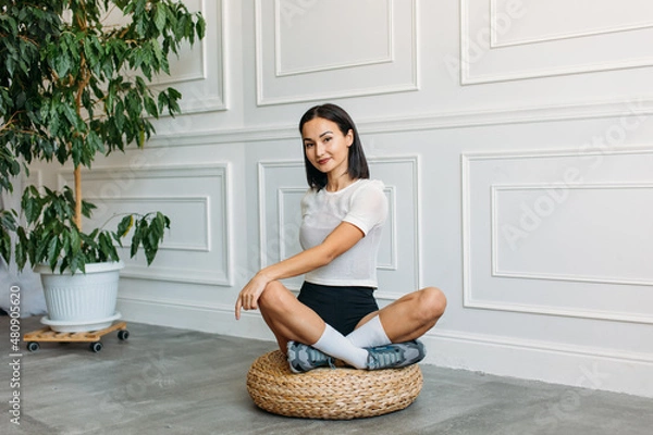 Obraz молодая девушка Азитской внешности занимается Йогой дома