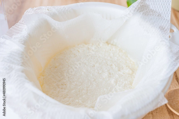 Fototapeta ザルにペーパーで水切り　チーズ作り