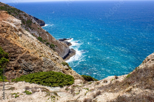 Fototapeta peeking over the cliffs of Portugal