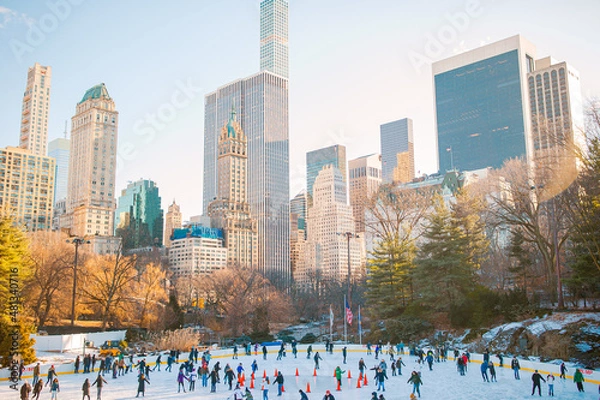 Fototapeta Ice skaters having fun in New York Central Park in winter