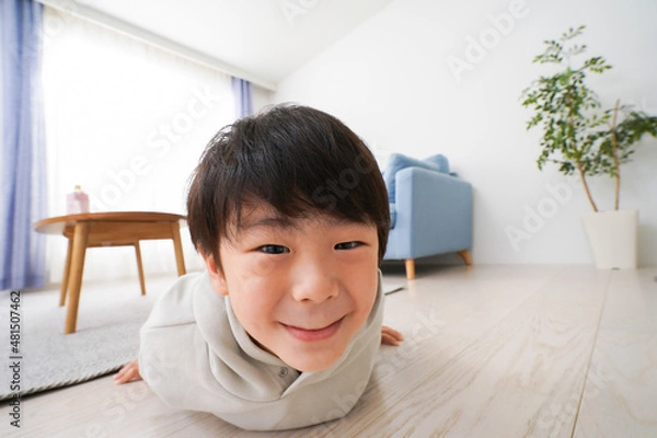 Fototapeta 部屋で遊ぶ小さな男の子