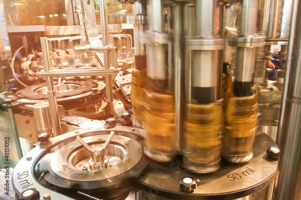 Obraz Linia do produkcji butelek wody pitnej w przemyśle