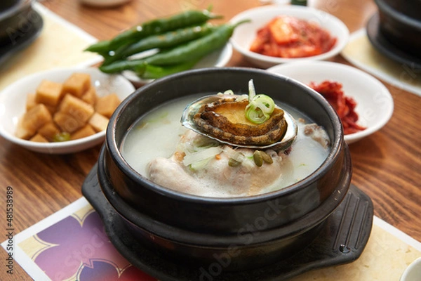 Obraz 한국 전통 음식인 삼계탕 요리.