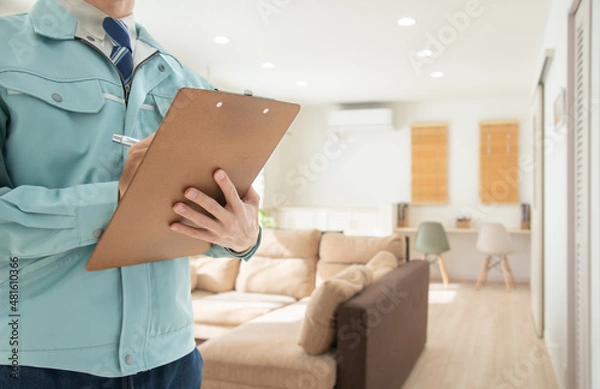 Fototapeta 作業着を着て住宅の点検をする男性