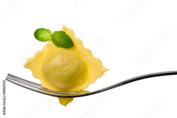 Obraz paczki makaron ravioli i bazylia dekoracji na widelec białym tle