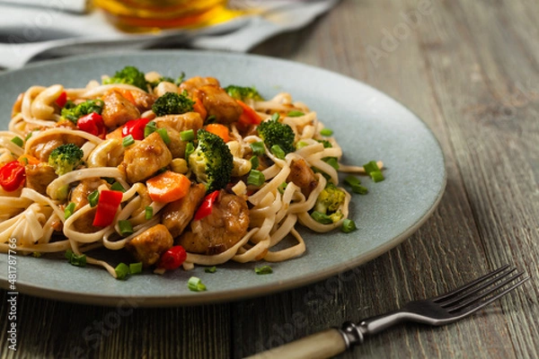Obraz stir-fry pasta with chicken, broccoli and carrots.