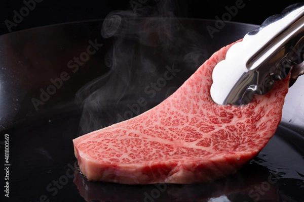 Obraz 牛肉をフライパンで焼く