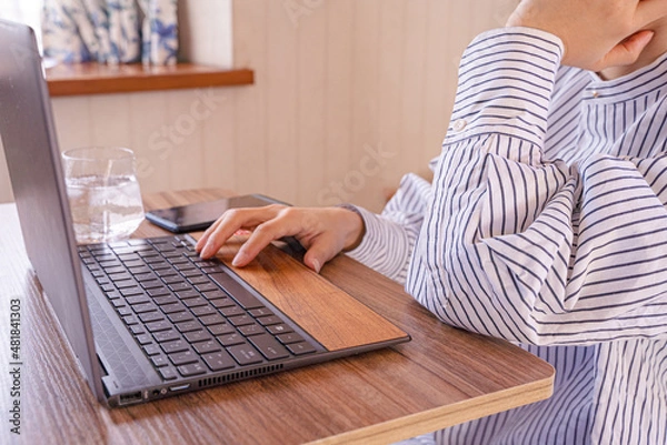 Fototapeta ビジネス用　パソコン作業をする女性
