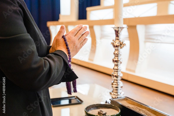 Obraz 法事　喪服で手を合わせる女性のイメージ素材