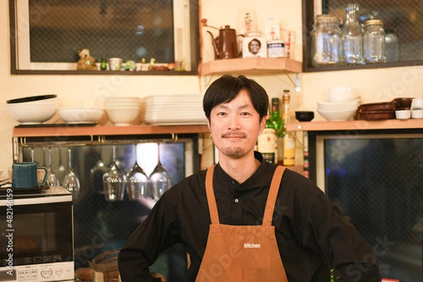 Fototapeta バルの飲食店の男性