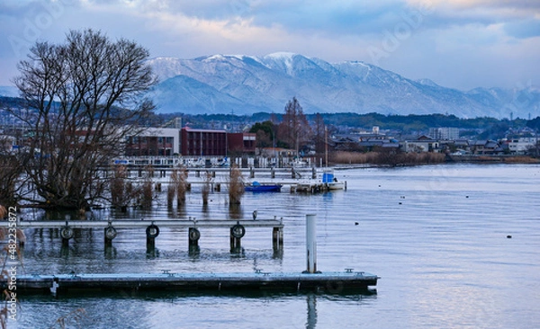 Fototapeta 積雪の比良山地と琵琶湖（滋賀県）