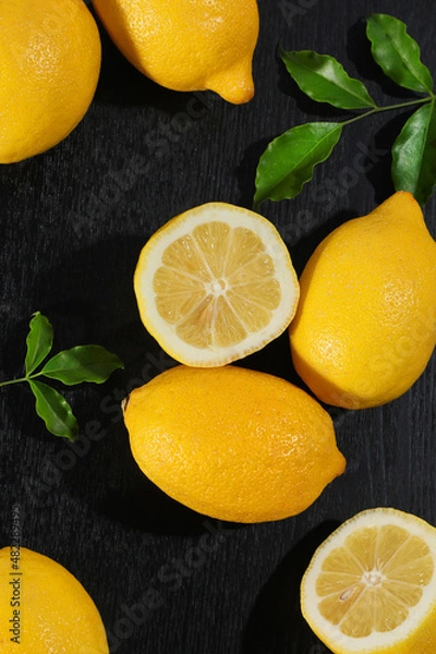 Obraz A yellow lemon against a black background.