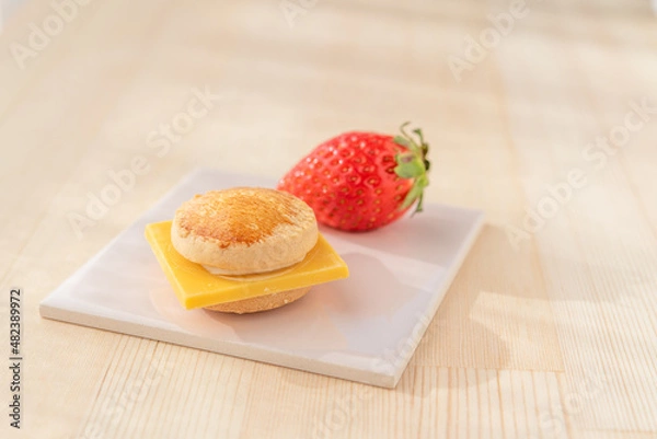 Fototapeta チーズバーガーのお菓子といちご	