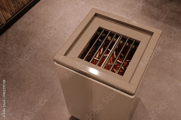 Obraz 喫煙所の灰皿