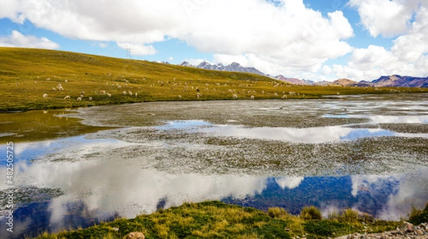 Obraz laguna con el reflejo de lo inmenso del cielo y nubes