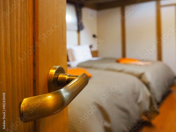 Obraz 扉の向こうに見える洗練されたベットルーム