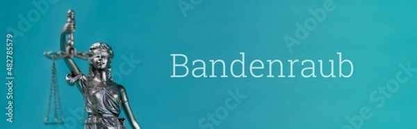 Fototapeta Bandenraub (Bandendiebstahl). Nahaufnahme einer Justitia Statue. Wort auf blauem Untergrund. Panorama