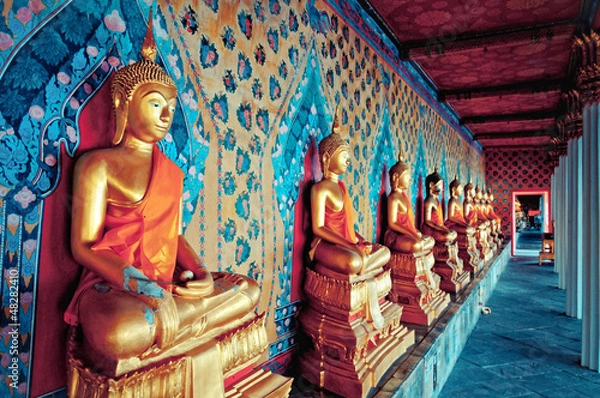 Fototapeta złote posągi Buddy w świątyni Wat Arun w Bangkoku