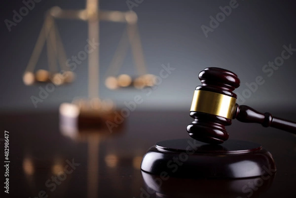 Fototapeta Law symbols composition. Law and justice concept.  Gavel and scale on gray background.