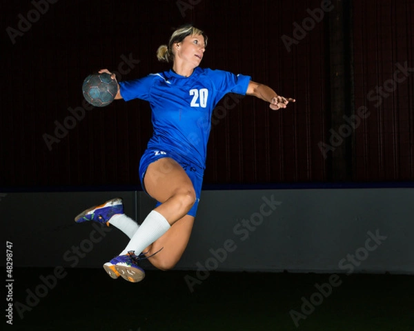 Obraz Kobieta piłki ręcznej rzuca gola