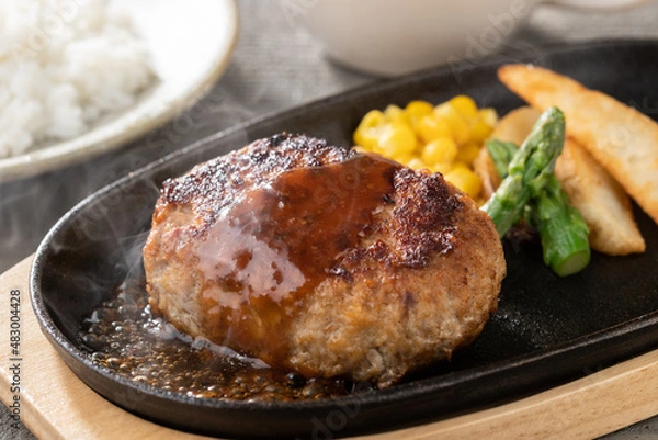 Obraz 湯気の立つジューシーなハンバーグステーキ