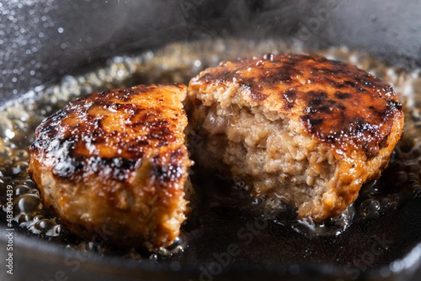 Obraz 湯気の立つジューシーなハンバーグステーキ