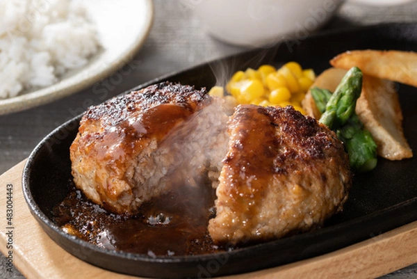 Obraz 湯気の立つジューシーなハンバーグステーキ