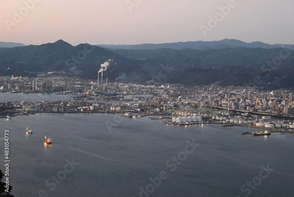 Obraz 瀬戸内海とえんとつ町、周南コンビナート工場地帯！山口県の自然とコンビナートの景色!