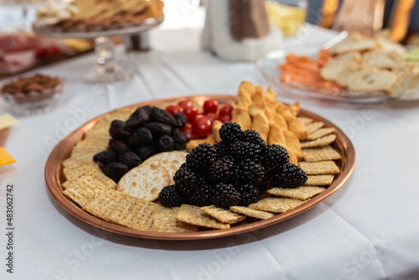 Fototapeta blackberries and crackers on a plate