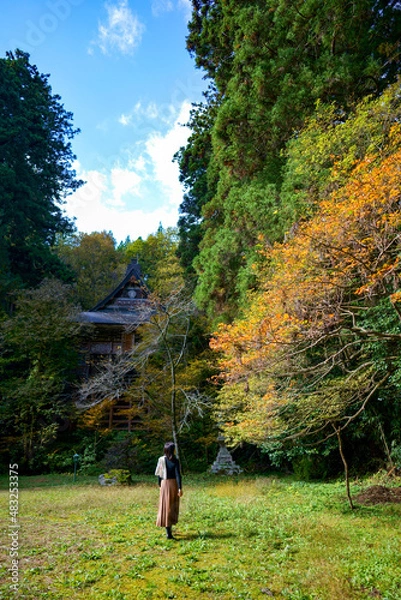 Obraz 新潟県の佐渡島にある清水寺で神社仏閣めぐりをするひとり旅の女性（秋）
