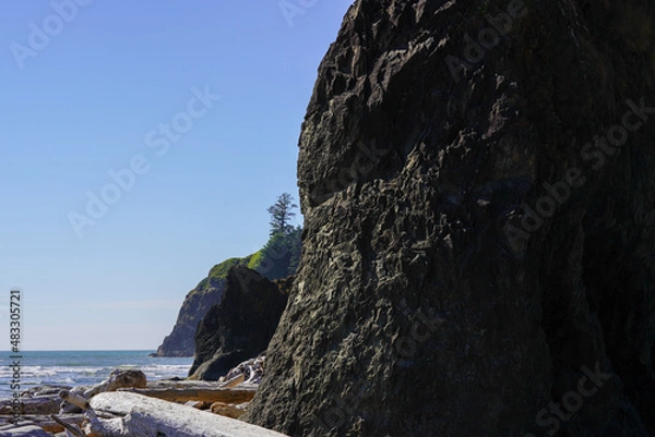 Fototapeta Un énorme rocher dans la mer