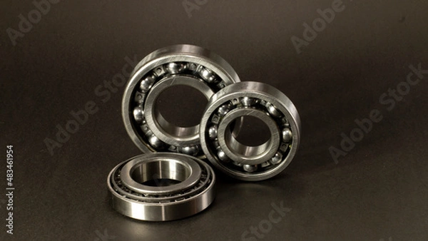 Fototapeta Rodamientos de bolas y rodamientos cónicos de acero. Uso industrial y automotriz.