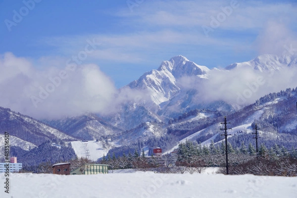 Obraz 三角の頂上が美しい雪の大源太山とスキー場