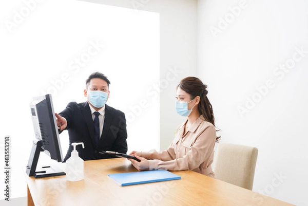 Fototapeta 感染症対策をしてオフィスで働くビジネスパーソン