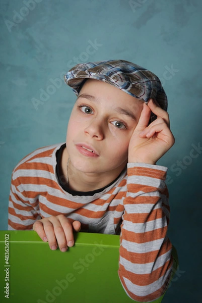 Obraz portret młodego chłopaka w czapce
