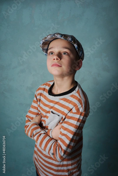 Obraz portret młodego chłopaka w czapce