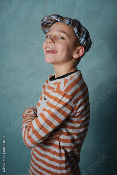 Obraz portret młodego chłopaka w czapce
